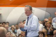 NEWS - David Cameron redet zum EU Referendum bei EasyJet am Luton Airport