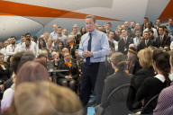 NEWS - David Cameron redet zum EU Referendum bei EasyJet am Luton Airport
