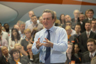 NEWS - David Cameron redet zum EU Referendum bei EasyJet am Luton Airport