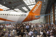 NEWS - David Cameron redet zum EU Referendum bei EasyJet am Luton Airport