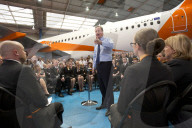 NEWS - David Cameron redet zum EU Referendum bei EasyJet am Luton Airport