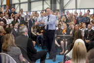 NEWS - David Cameron redet zum EU Referendum bei EasyJet am Luton Airport