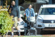 EXKLUSIV - Louis Tomlinson schiebt Baby Freddie durch die Nachbarschaft