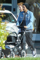 EXKLUSIV - Louis Tomlinson schiebt Baby Freddie durch die Nachbarschaft