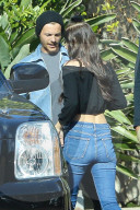 EXKLUSIV - Louis Tomlinson schiebt Baby Freddie durch die Nachbarschaft