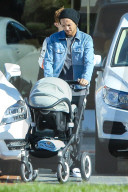 EXKLUSIV - Louis Tomlinson schiebt Baby Freddie durch die Nachbarschaft