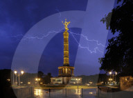 FEATURE -  Blitzsturm in Berlin