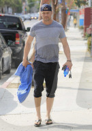 PEOPLE - Josh Duhamel auf dem Weg ins Yoga