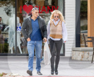 EXKLUSIV - Britney Spears im gemusterten Pullunder beim Shopping in Los Angeles