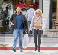 EXKLUSIV - Britney Spears im gemusterten Pullunder beim Shopping in Los Angeles