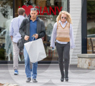 EXKLUSIV - Britney Spears im gemusterten Pullunder beim Shopping in Los Angeles
