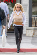 EXKLUSIV - Britney Spears im gemusterten Pullunder beim Shopping in Los Angeles