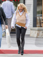 EXKLUSIV - Britney Spears im gemusterten Pullunder beim Shopping in Los Angeles