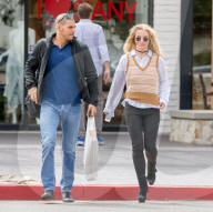 EXKLUSIV - Britney Spears im gemusterten Pullunder beim Shopping in Los Angeles