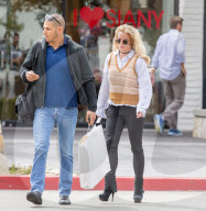 EXKLUSIV - Britney Spears im gemusterten Pullunder beim Shopping in Los Angeles