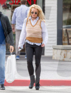 EXKLUSIV - Britney Spears im gemusterten Pullunder beim Shopping in Los Angeles