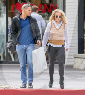 EXKLUSIV - Britney Spears im gemusterten Pullunder beim Shopping in Los Angeles