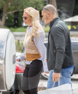 EXKLUSIV - Britney Spears im gemusterten Pullunder beim Shopping in Los Angeles