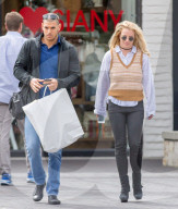 EXKLUSIV - Britney Spears im gemusterten Pullunder beim Shopping in Los Angeles
