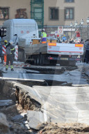 NEWS - Erdloch in Florenz: 200 Meter Strasse abgesackt