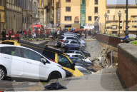 NEWS - Erdloch in Florenz: 200 Meter Strasse abgesackt