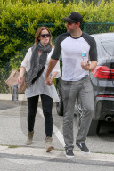 PEOPLE - Schwangere Emily Blunt spaziert mit Mann John durch Beverly Hills
