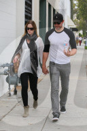 PEOPLE - Schwangere Emily Blunt spaziert mit Mann John durch Beverly Hills