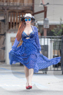 PEOPLE - Phoebe Price wirbelt im "Wallhalla-Kleid" umher