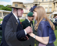 PEOPLE - Buckingham Gartenparty mit Eugenie, Beatrice und Andrew