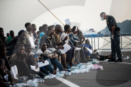NEWS - Salerno: Ankunft von  Flüchtlingen aus Afrika