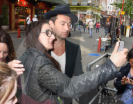 PEOPLE - Jude Law macht Selfies mit Fans
