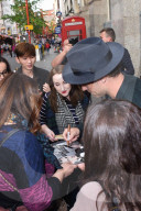 PEOPLE - Jude Law macht Selfies mit Fans