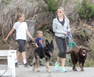 PEOPLE - Wandertag: Reese Witherspoon mit ihren Buben
