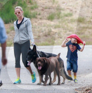 PEOPLE - Wandertag: Reese Witherspoon mit ihren Buben
