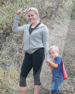 PEOPLE - Wandertag: Reese Witherspoon mit ihren Buben