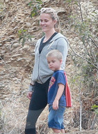 PEOPLE - Wandertag: Reese Witherspoon mit ihren Buben