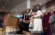NEWS - Santa Fe: Michelle Obama wohnt einer indianischen Schulabschlussfeier bei