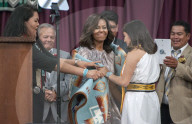 NEWS - Santa Fe: Michelle Obama wohnt einer indianischen Schulabschlussfeier bei