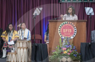 NEWS - Santa Fe: Michelle Obama wohnt einer indianischen Schulabschlussfeier bei