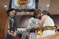 NEWS - Santa Fe: Michelle Obama wohnt einer indianischen Schulabschlussfeier bei