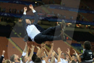 NEWS - Wird gefeiert: Real Madrid Captain Zinedine Zidane