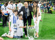 NEWS - Wird gefeiert: Real Madrid Captain Zinedine Zidane