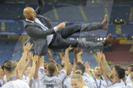 NEWS - Wird gefeiert: Real Madrid Captain Zinedine Zidane