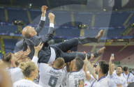 NEWS - Wird gefeiert: Real Madrid Captain Zinedine Zidane