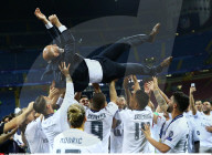 NEWS - Wird gefeiert: Real Madrid Captain Zinedine Zidane
