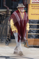 PEOPLE - "Poncho-Man" Nick Nolte geht einkaufen