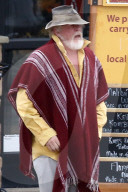 PEOPLE - "Poncho-Man" Nick Nolte geht einkaufen