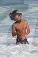 EXKLUSIV - Planscht in Rio: Jaden Smith verliert fast die Badehose