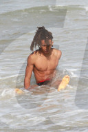 EXKLUSIV - Planscht in Rio: Jaden Smith verliert fast die Badehose