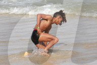 EXKLUSIV - Planscht in Rio: Jaden Smith verliert fast die Badehose